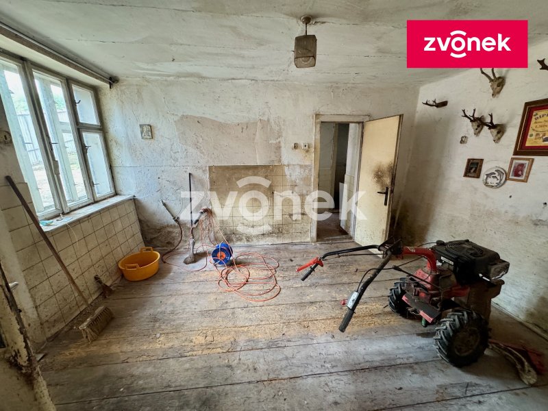 Stavební pozemek s domem k demolici, Lhotka u Zlína