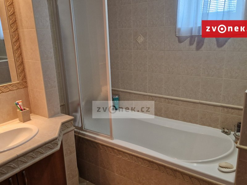 Pronájem luxusního mezonetového bytu 4+kk v blízkosti centra Uh.Hradiště