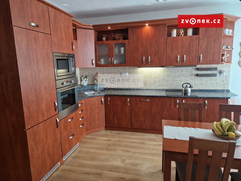 Pronájem luxusního mezonetového bytu 4+kk v blízkosti centra Uh.Hradiště