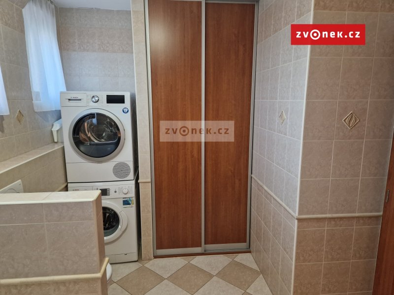 Pronájem luxusního mezonetového bytu 4+kk v blízkosti centra Uh.Hradiště