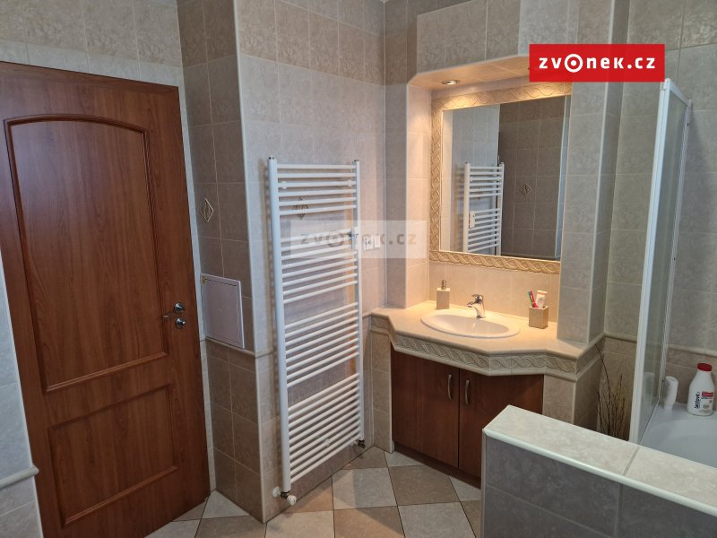 Pronájem luxusního mezonetového bytu 4+kk v blízkosti centra Uh.Hradiště