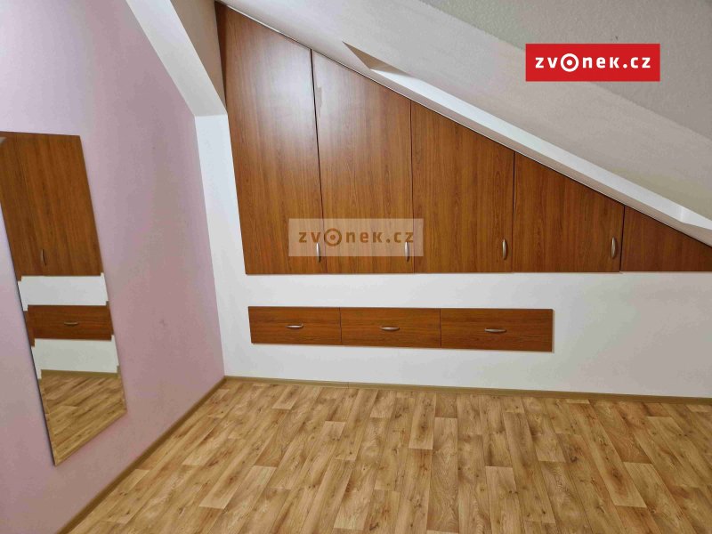 Pronájem luxusního mezonetového bytu 4+kk v blízkosti centra Uh.Hradiště