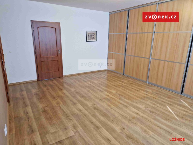 Pronájem luxusního mezonetového bytu 4+kk v blízkosti centra Uh.Hradiště