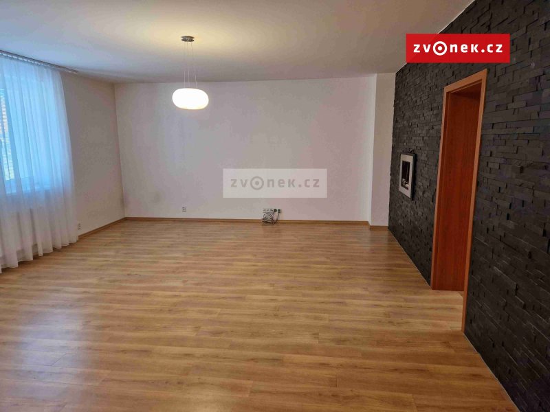 Pronájem luxusního mezonetového bytu 4+kk v blízkosti centra Uh.Hradiště