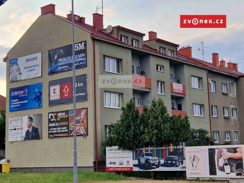 Pronájem luxusního mezonetového bytu 4+kk v blízkosti centra Uh.Hradiště