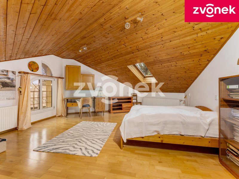 Rodinný dům 4+1 s garáží a bazénem, Pozlovice