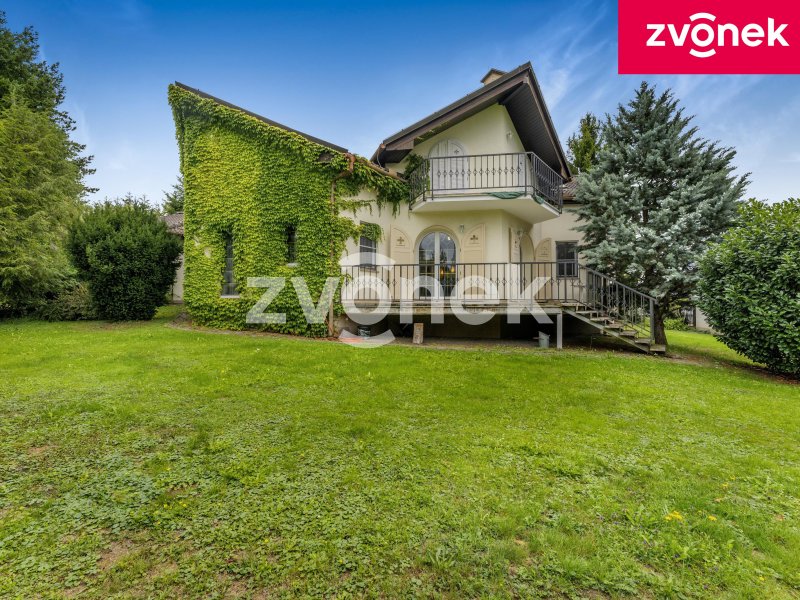 Rodinný dům 4+1 s garáží a bazénem, Pozlovice