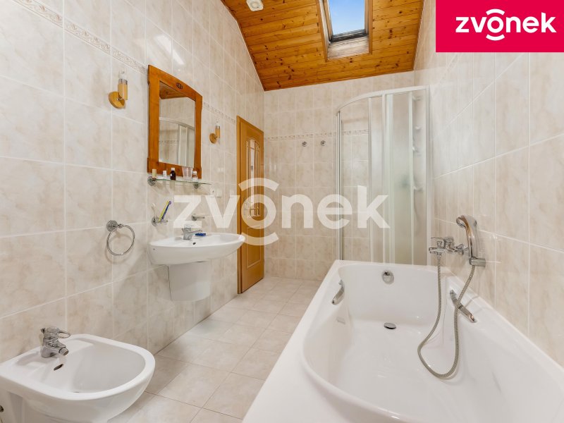 Rodinný dům 4+1 s garáží a bazénem, Pozlovice