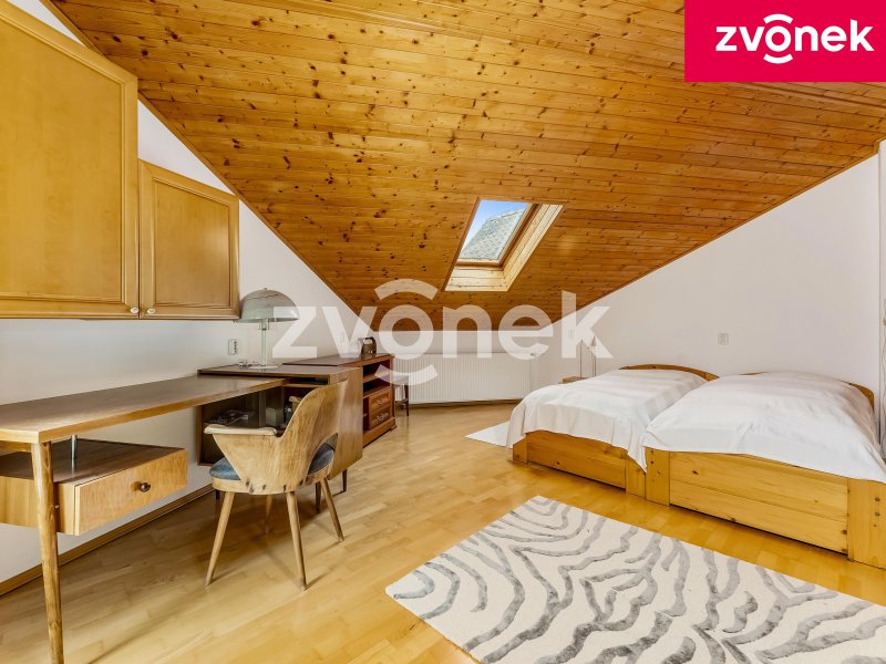 Rodinný dům 4+1 s garáží a bazénem, Pozlovice
