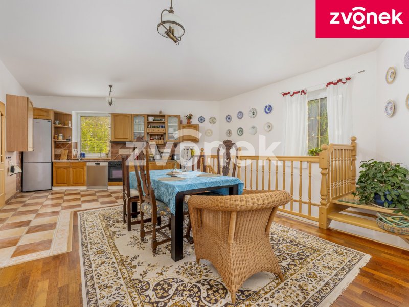 Rodinný dům 4+1 s garáží a bazénem, Pozlovice