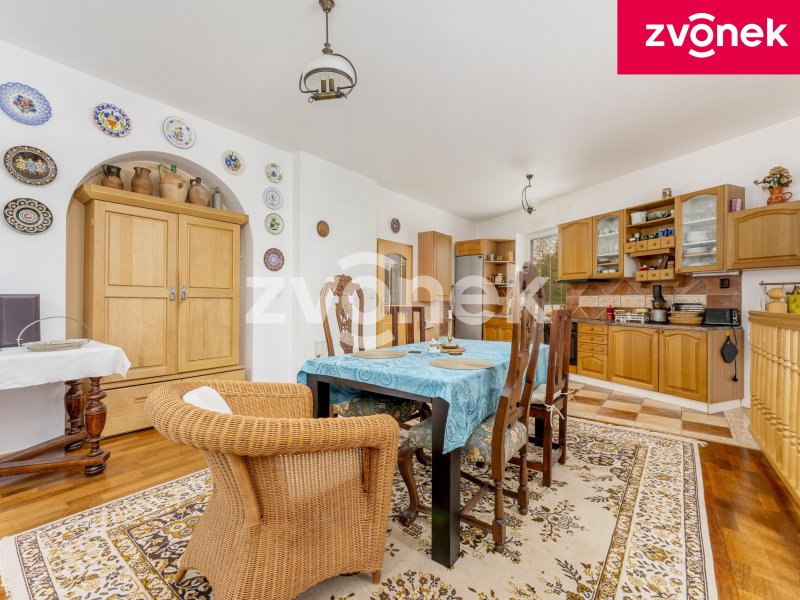 Rodinný dům 4+1 s garáží a bazénem, Pozlovice