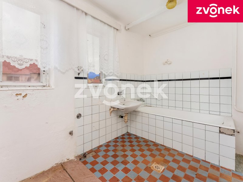 pozemek s domem k rekonstrukci Sazovice