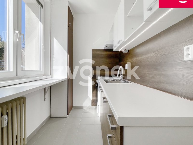 Klidné bydlení u KnTB: Pronájem 1+1 s prostorným sklepem, od 2.1. 2026