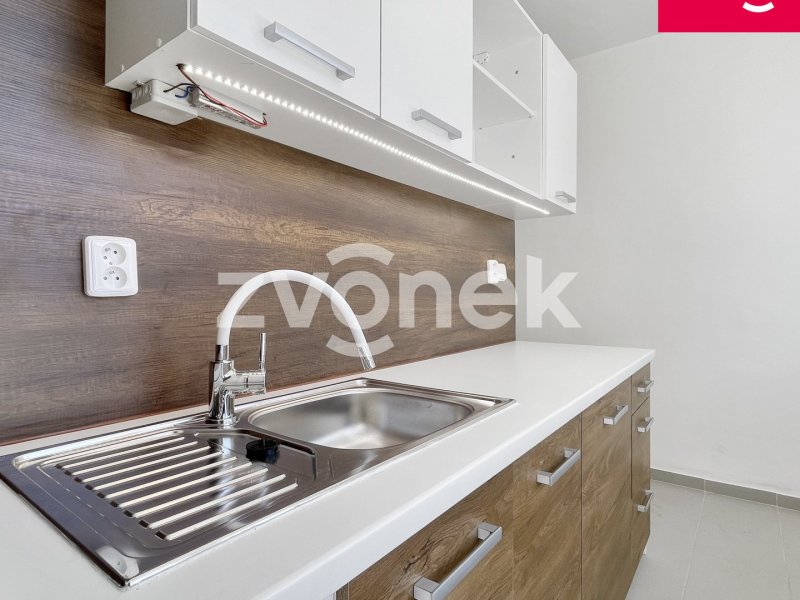 Klidné bydlení u KnTB: Pronájem 1+1 s prostorným sklepem, od 2.1. 2026