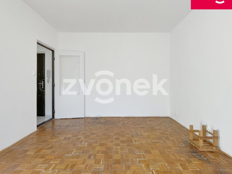 Klidné bydlení u KnTB: Pronájem 1+1 s prostorným sklepem, od 2.1. 2026