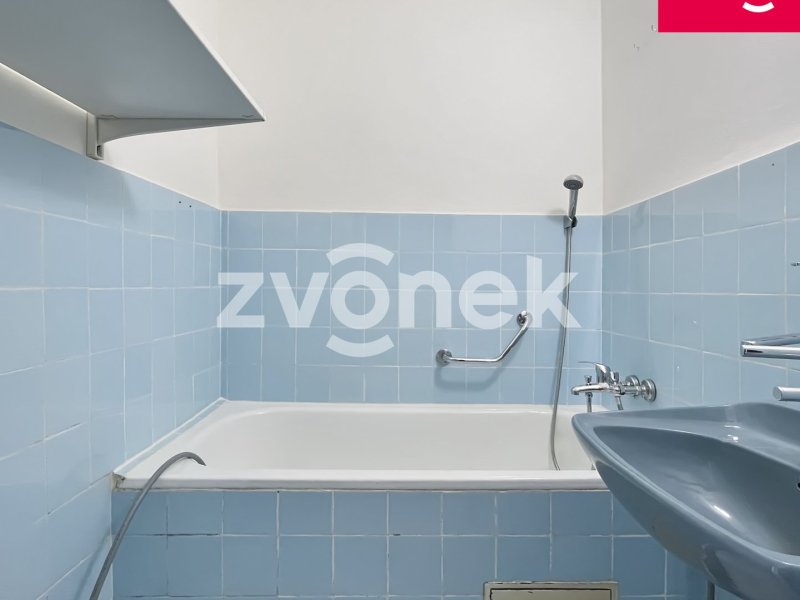 Klidné bydlení u KnTB: Pronájem 1+1 s prostorným sklepem, od 2.1. 2026