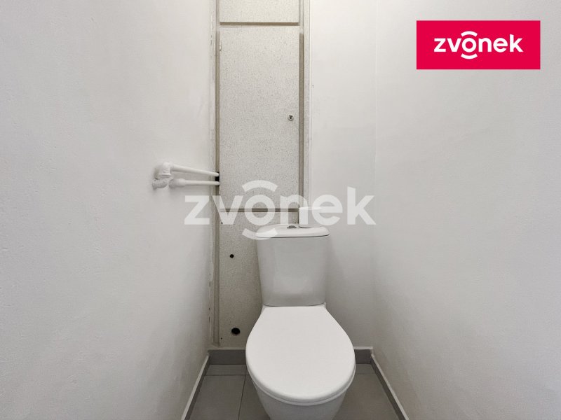 Klidné bydlení u KnTB: Pronájem 1+1 s prostorným sklepem, od 2.1. 2026