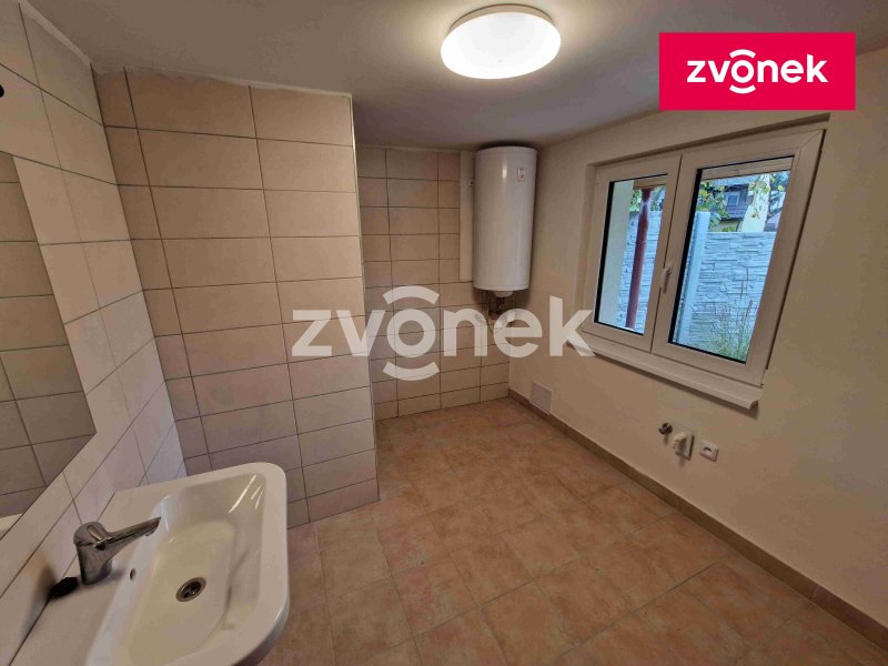 Pronájem bytu 3+1 v rodinném domě v obci Jalubí.