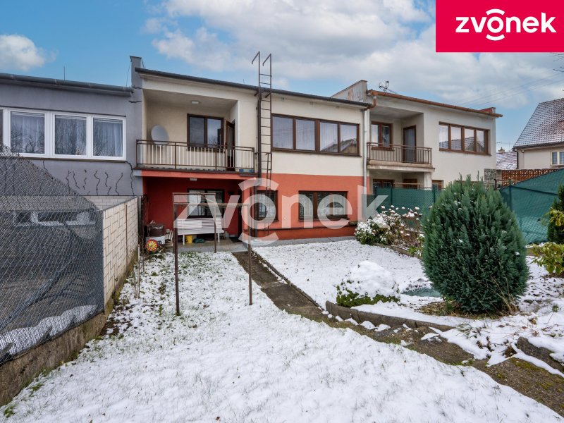 Prodej řadového rodinného domu s garáží a zahradou ve Slavičíně