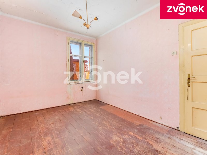 Baťovský půldomek s velkou zahradou a studnou na prestižní adrese Tř. Tomáše Bati