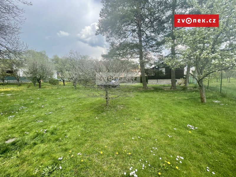 Stavební pozemek Zlín - Lužkovice, s chatou.