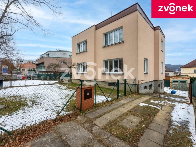 Prvorepubliková vila s bazénem a velkým pozemkem u centra Zlína – Tř. T. Bati