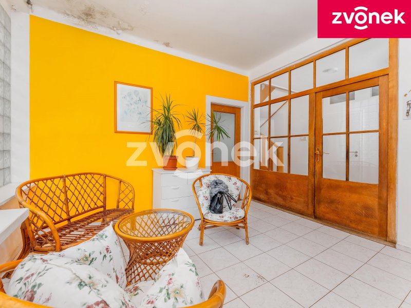 Prvorepubliková vila s bazénem a velkým pozemkem u centra Zlína – Tř. T. Bati