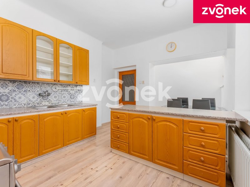 Prvorepubliková vila s bazénem a velkým pozemkem u centra Zlína – Tř. T. Bati