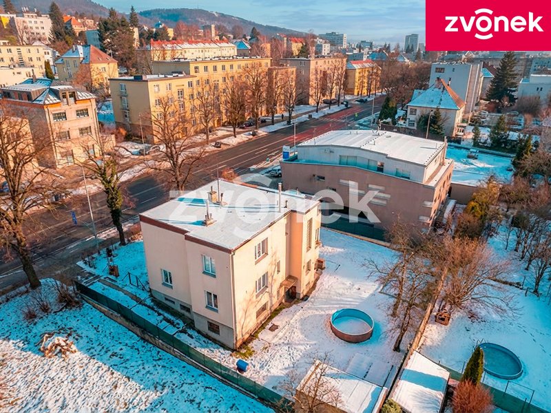 Prvorepubliková vila s bazénem a velkým pozemkem u centra Zlína – Tř. T. Bati