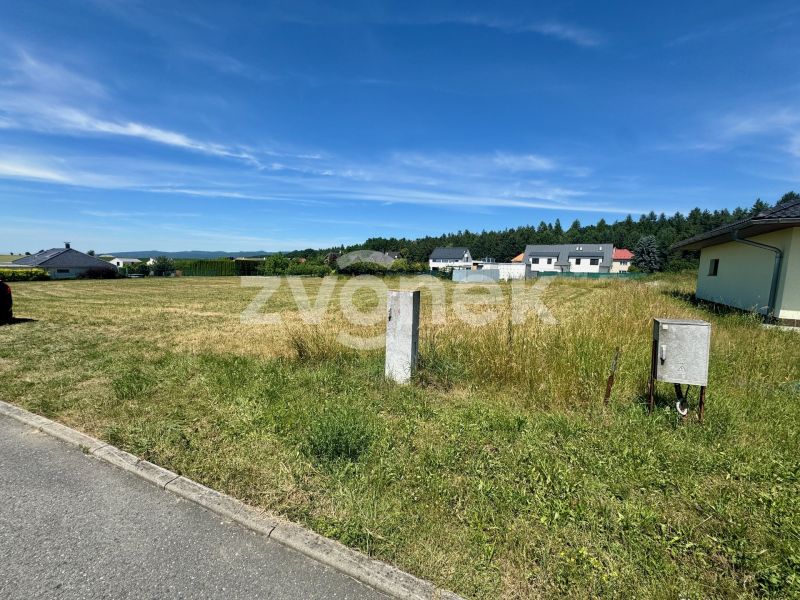 Prodej stavebního pozemku 1 058 m², Hvozdná – ulice Zahradní
