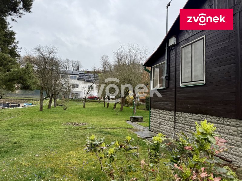 Stavební pozemek Zlín - Lužkovice, s chatou.