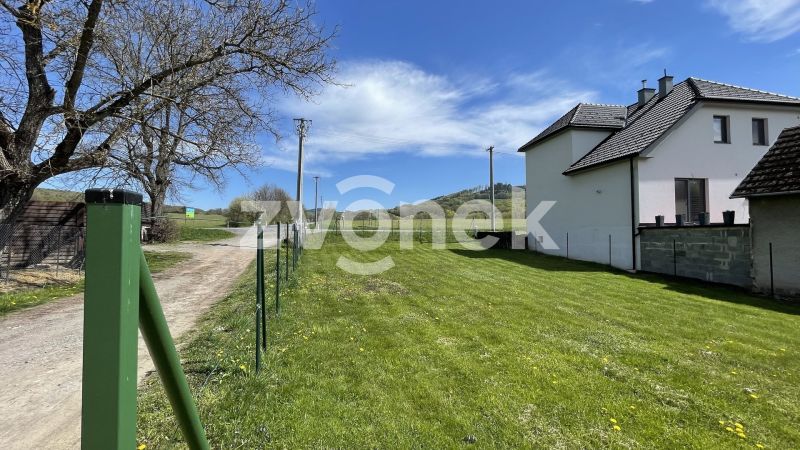 Rovinatý a slunný pozemek pro rodinné bydlení, 600 m², Březůvky