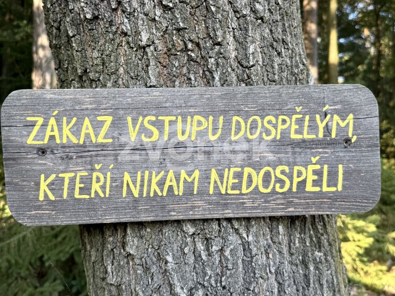 Celoročně obyvatelná chata v dosahu MHD - Velíková s velkou zahradou a lesem, s překrásným výhledem do okolí