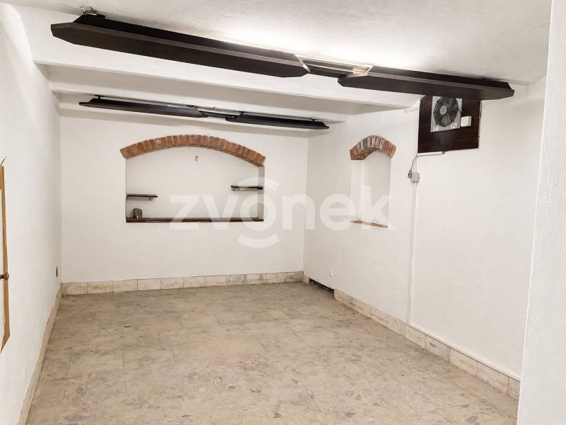 Pronájem vybavené restaurace 165 m² se salonky a sklípkem v Otrokovicích