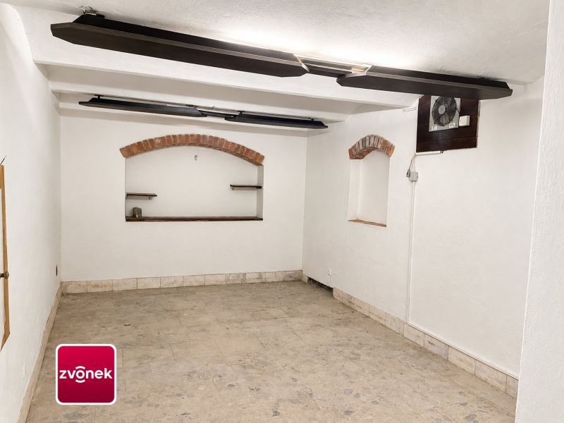 Pronájem vybavené restaurace 165 m² se salonky a sklípkem v Otrokovicích