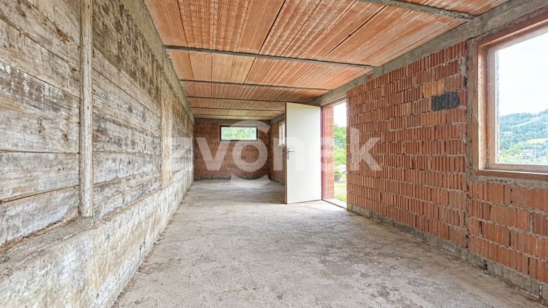 Domek k dokončení s možností rozšíření, pozemkem přes 1 000 m² a nádherným výhledem – Jaroslavice u Zlína