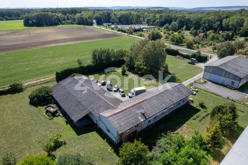 Prodej areálu s pozemkem 12 000 m², kancelářskou budovou a skladovou halou – Plešovec
