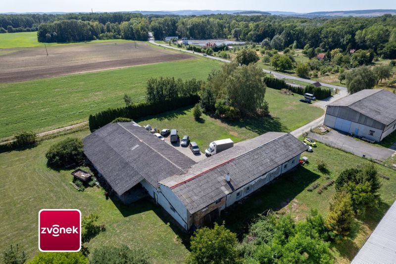 Prodej areálu s pozemkem 12 000 m², kancelářskou budovou a skladovou halou – Plešovec