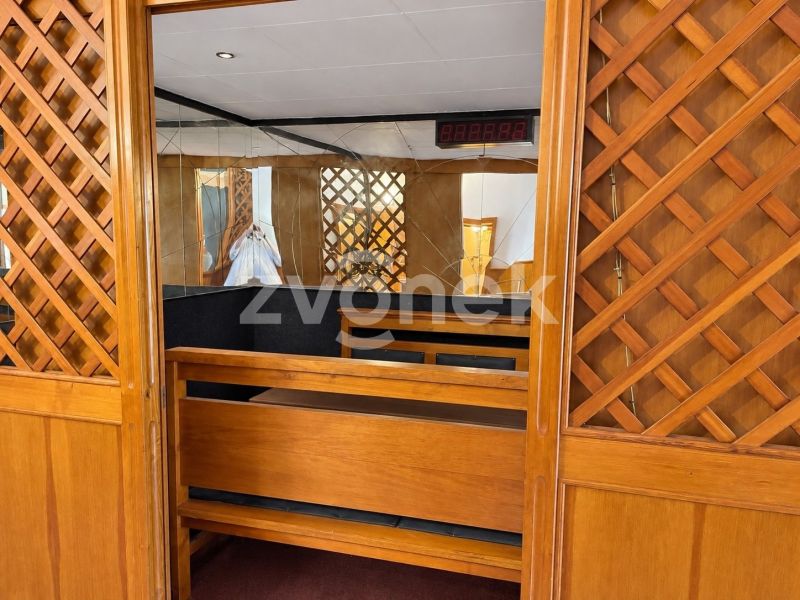 Pronájem vybavené restaurace 165 m² se salonky a sklípkem v Otrokovicích