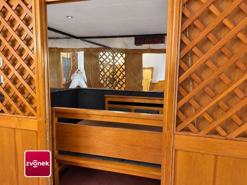 Pronájem vybavené restaurace 165 m² se salonky a sklípkem v Otrokovicích