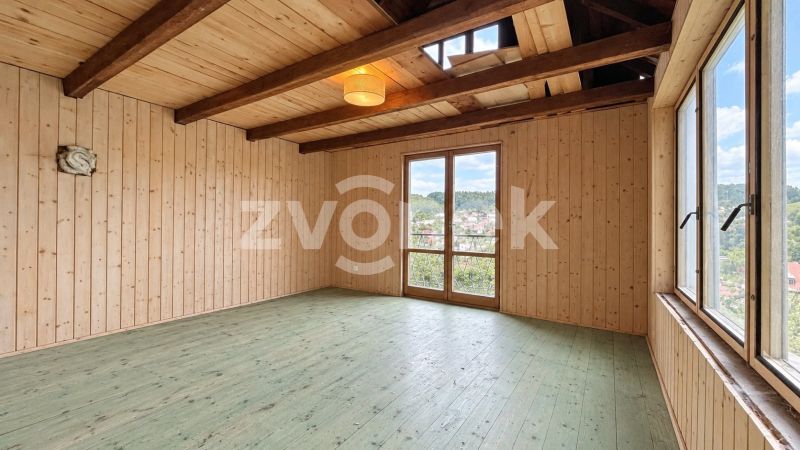Domek k dokončení s možností rozšíření, pozemkem přes 1 000 m² a nádherným výhledem – Jaroslavice u Zlína