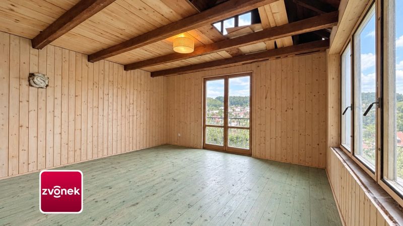 Domek k dokončení s možností rozšíření, pozemkem přes 1 000 m² a nádherným výhledem – Jaroslavice u Zlína