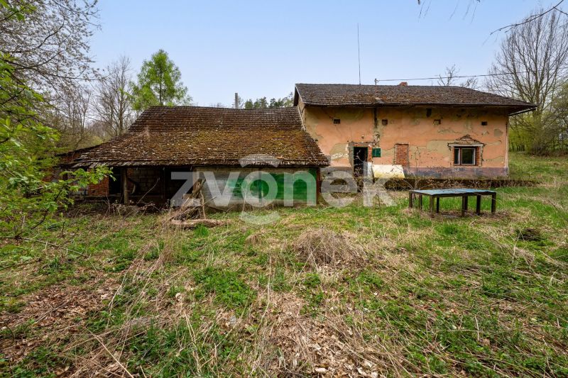 Výjimečný pozemek s domem na samotě u lesa, Březnice u Zlína