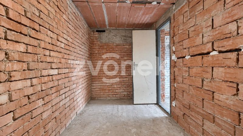 Domek k dokončení s možností rozšíření, pozemkem přes 1 000 m² a nádherným výhledem – Jaroslavice u Zlína