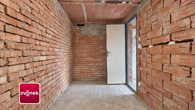 Domek k dokončení s možností rozšíření, pozemkem přes 1 000 m² a nádherným výhledem – Jaroslavice u Zlína