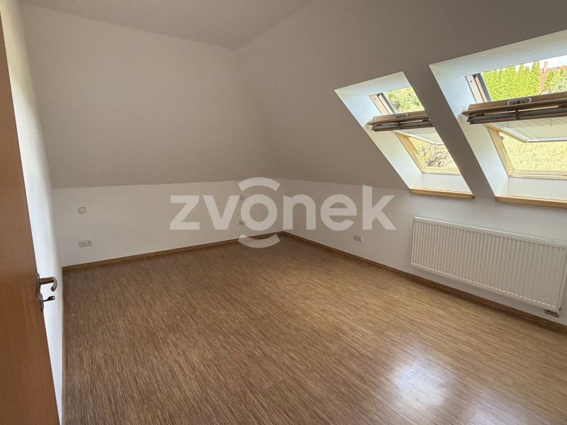 Pronájem prostorného rodinného domu 5+1 se zahradou a dvojgaráží, Luhačovice