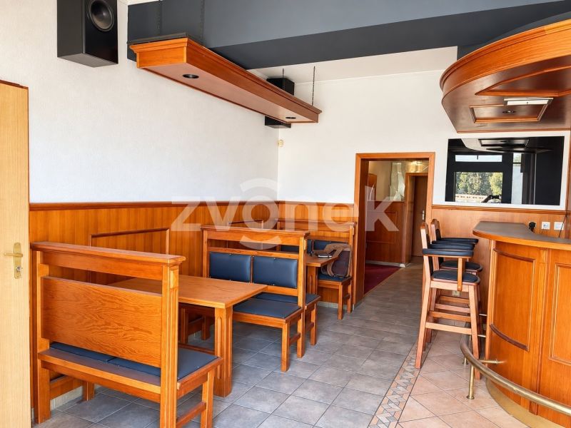 Pronájem vybavené restaurace 165 m² se salonky a sklípkem v Otrokovicích