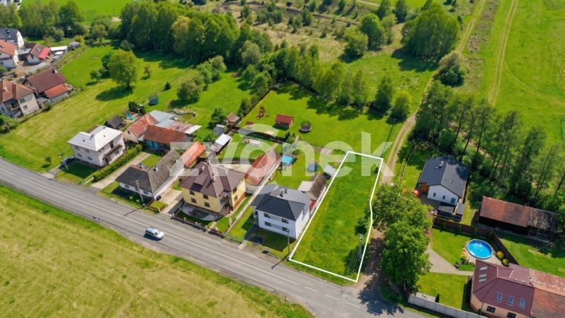 Rovinatý a slunný pozemek pro rodinné bydlení, 600 m², Březůvky