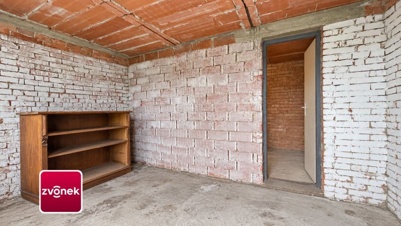 Domek k dokončení s možností rozšíření, pozemkem přes 1 000 m² a nádherným výhledem – Jaroslavice u Zlína