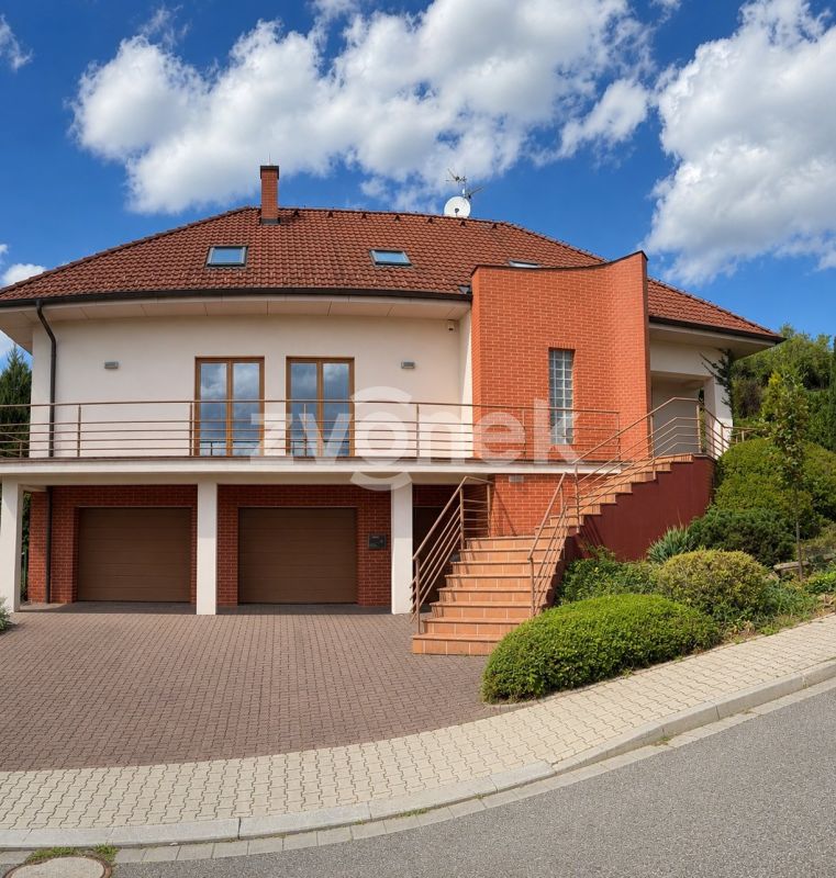 Pronájem prostorného rodinného domu 5+1 se zahradou a dvojgaráží, Luhačovice